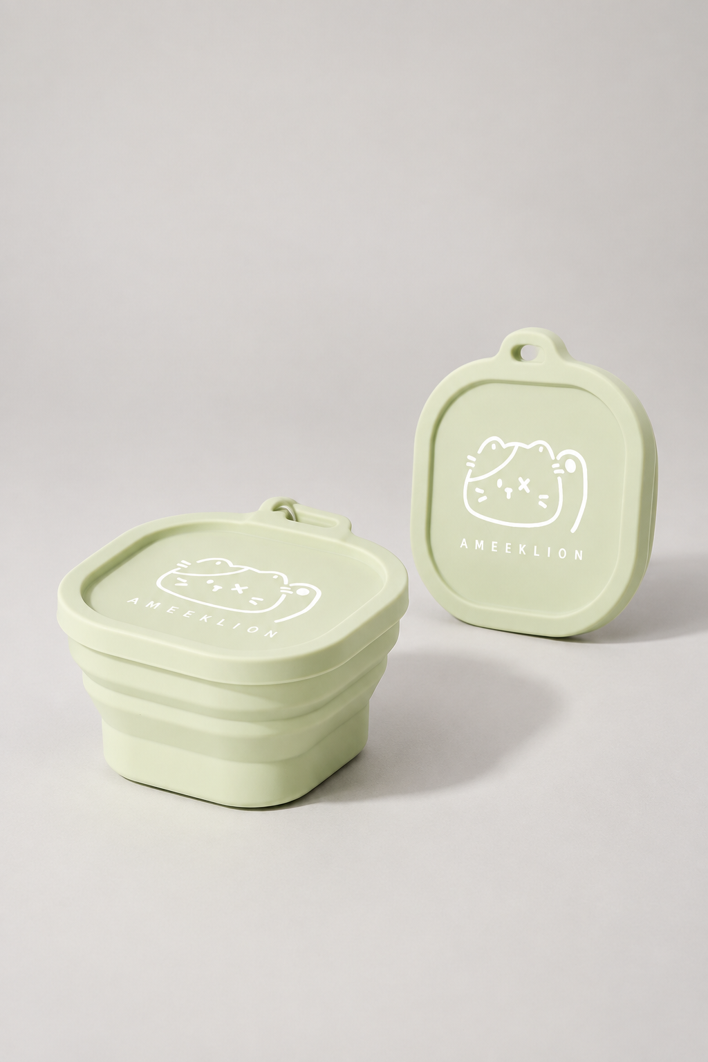 Collapsible dog bowl with lid in Green