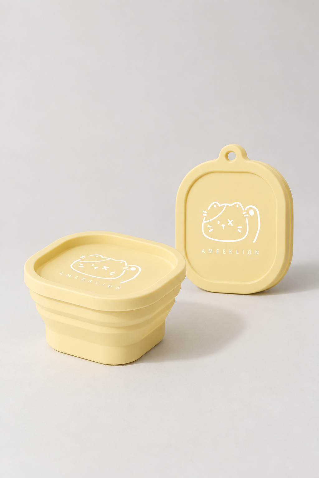 Collapsible dog bowl with lid in Yellow